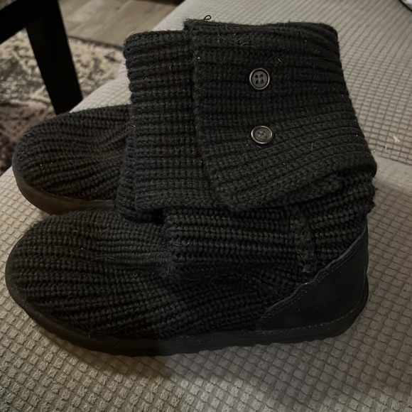 Women’s Uggs - Picture 2 of 3